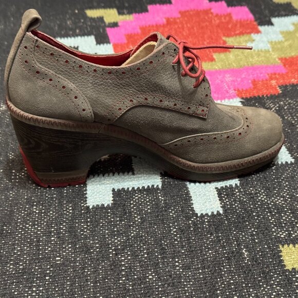 JAMBU Seattle Lace-Up Wing Tipped Heeled Oxford, Dark Charcoal/Red Accents, 9.5 - Picture 3 of 15